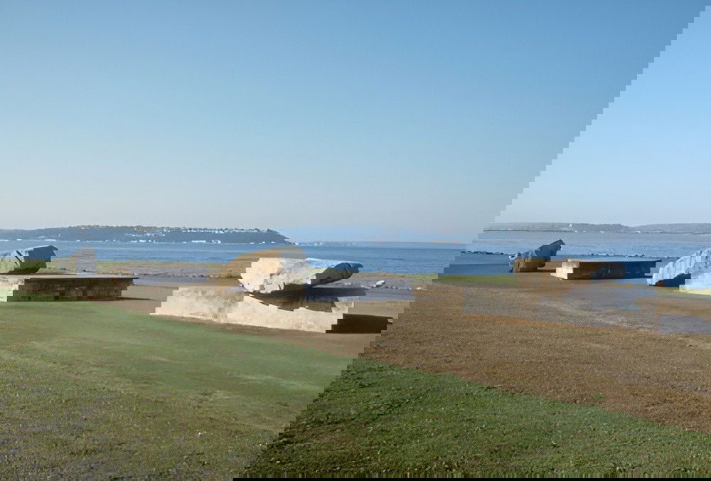 Adyacent against upon - Michael Heizer