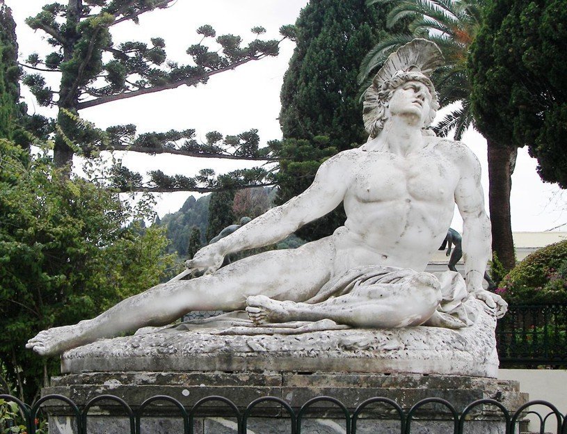 Estatua Muerte de Aquiles, Corfú, Grecia