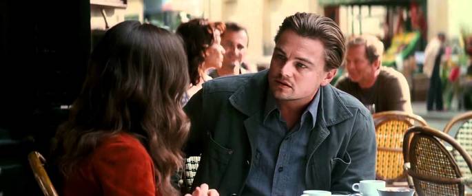 Cobb habla con Ariadne sobre los sueños.