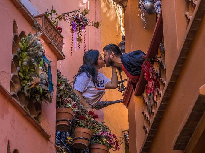 Pareja balcón callejón del beso
