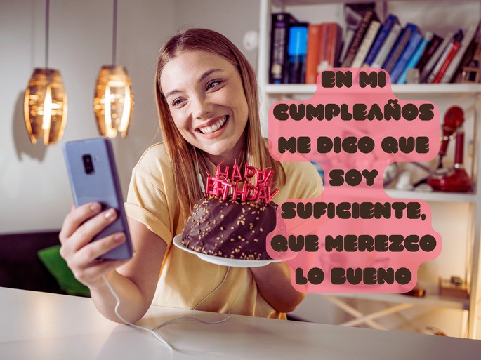 Mensajes cumpleaños para mí: chica haciéndose un selfie con su pastel de cumpleaños