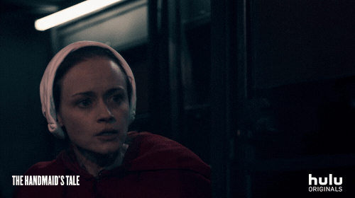 Emily consigue escapar.