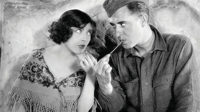 Fotograma de la película en el que aparecen la actriz Renée Adorée y John Gilbert