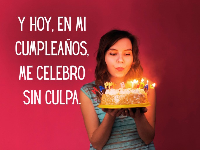 Feliz cumpleaños a mí misma: mujer soplando las velas de un pastel con fondo burdeos