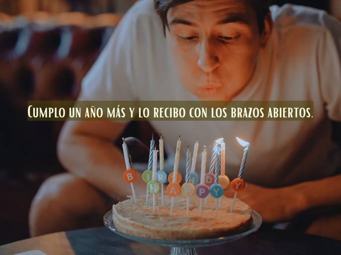 Cumpleaños a mí: hombre sopla las velas de su tarta de cumpleaños
