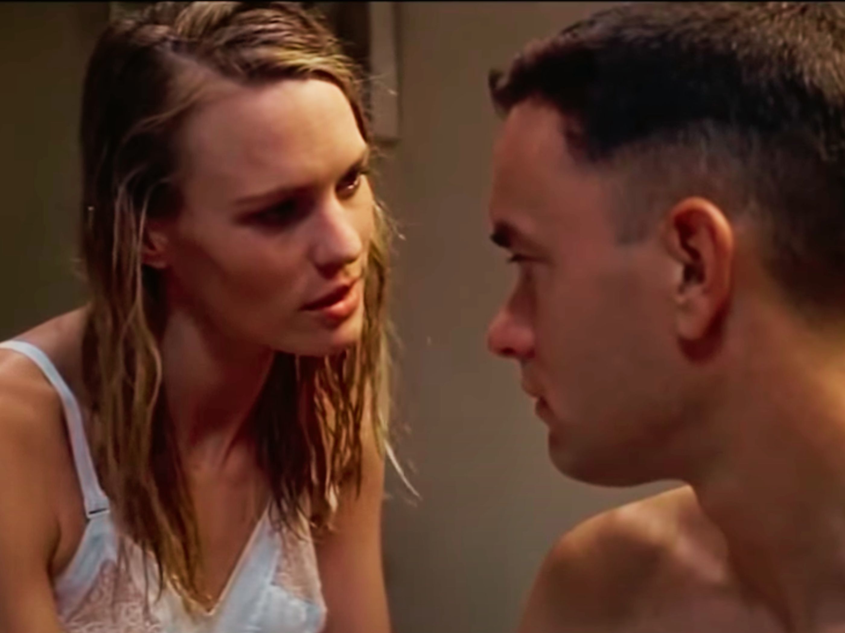 Forrest Gump en una escena íntima con Jenny, su amor de juventud