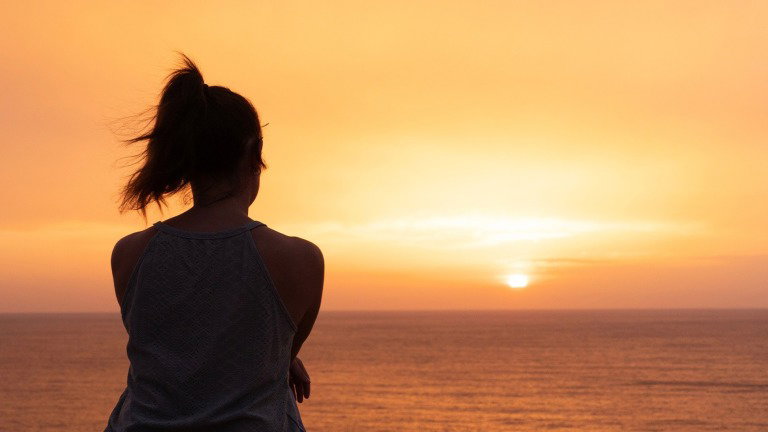 23 frases sobre la soledad: reflexiones que inspiran