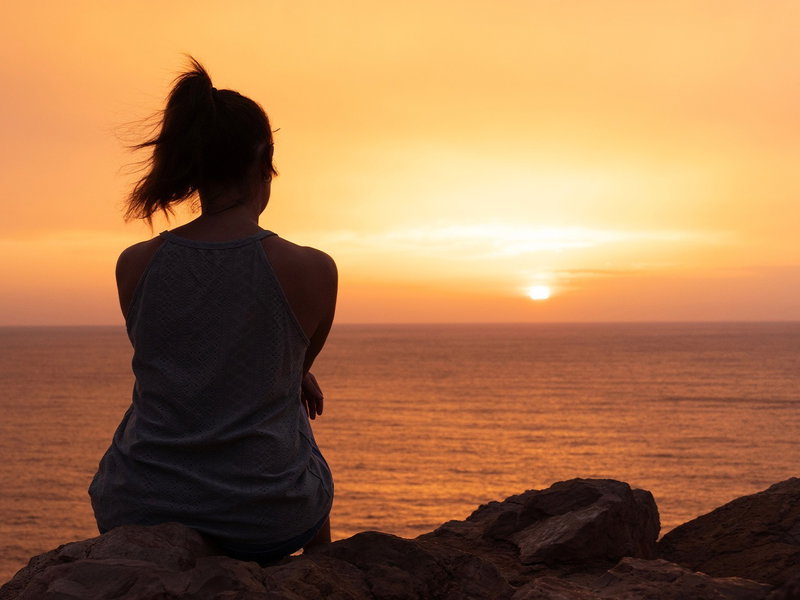 23 frases sobre la soledad: reflexiones que inspiran