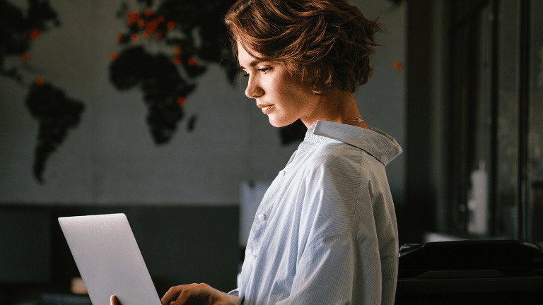 29 frases motivadoras para mantenerte enfocado en el trabajo
