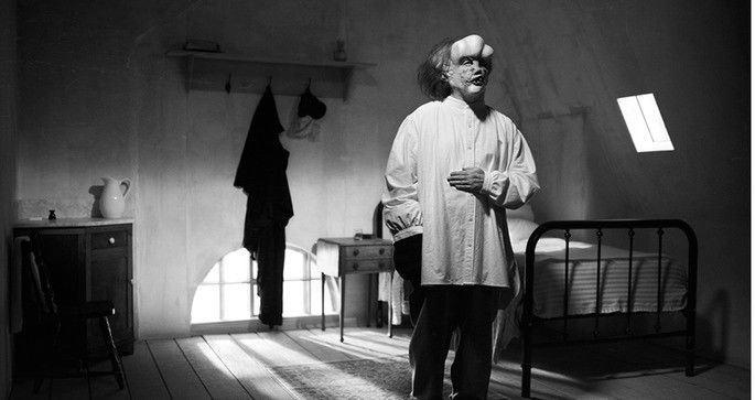 Fotograma de la película El hombre elefante