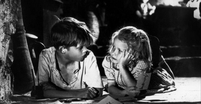 Fotograma de la película Juegos prohibidos en el que aparecen Paulette y Michel tumbados en el suelo