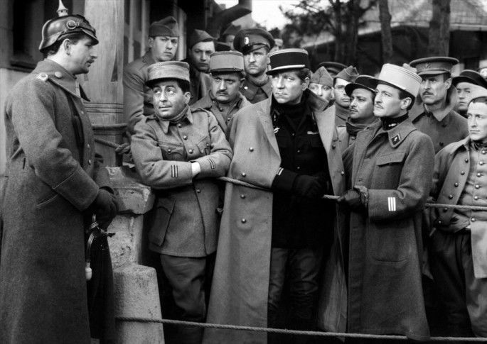 Fotograma de La Gran ilusión en la que aparecen los protagonistas