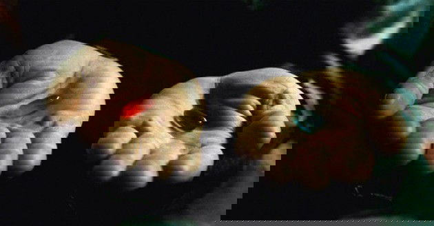 Morfeo le ofrece dos pastillas diferentes a Neo.