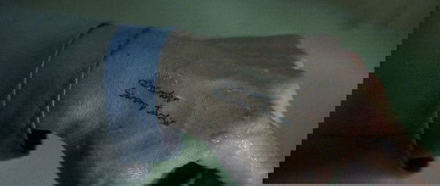 Plano subjetivo de uno de los tatuajes de Leonard.