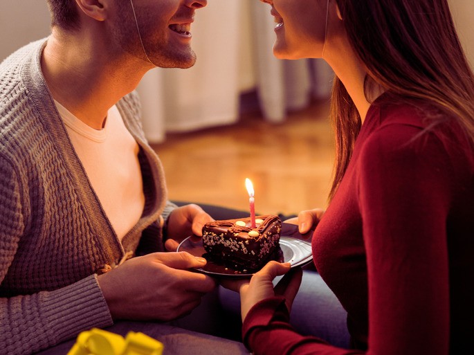 Mensajes de cumpleaños para tu amor: pareja comparte pastel con velas