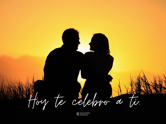 silueta de pareja abrazada al atardecer