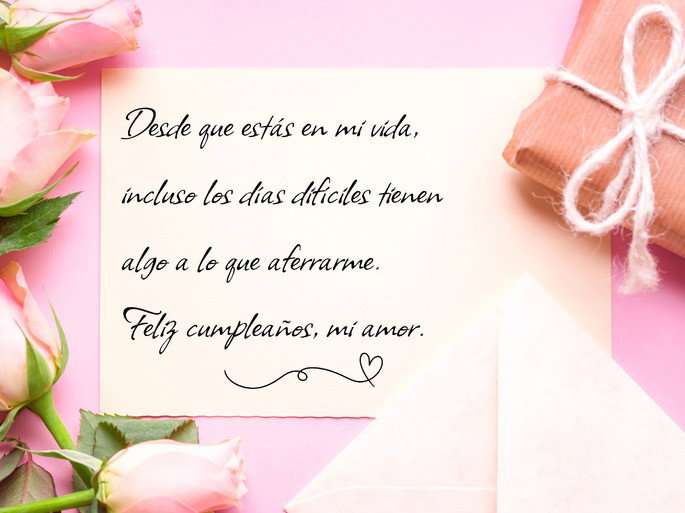 Mensajes de cumpleaños para tu amor: carta con flores y fondo rosa