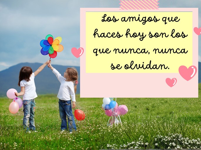 Mensajes de amistad: dos niñas jugando con globos (los amigos que haces hoy)