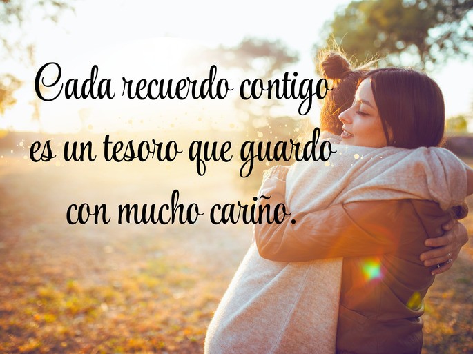 Mensajes de amistad: dos amigas abrazándose (cada recuerdo contigo)