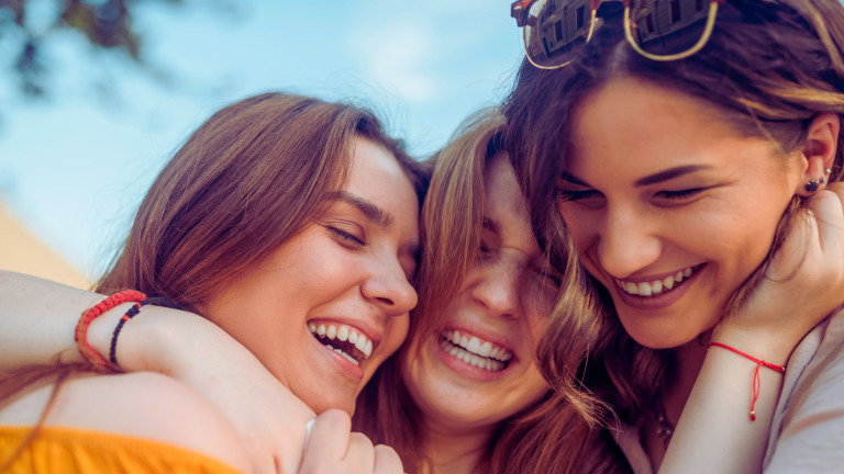 Mensajes de amistad: frases bonitas y cortas para dedicar a tus amigos