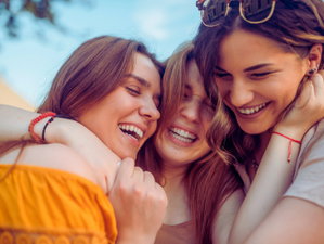 Mensajes de amistad: frases bonitas y cortas para dedicar a tus amigos