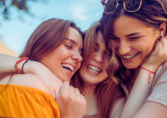 Mensajes de amistad: frases bonitas y cortas para dedicar a tus amigos