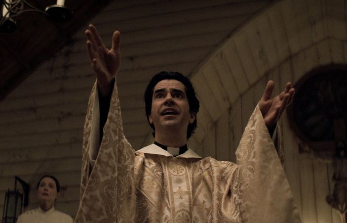 Fotograma de la serie Misa de Medianoche
