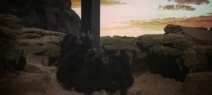 Monolito negro y los primates.