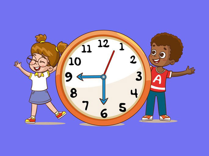 Niños pequeños sostienen un reloj