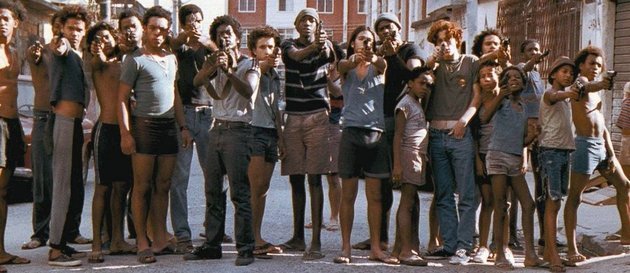 Los niños apuntan con las armas a la policía.