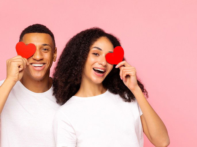 Pareja con corazones