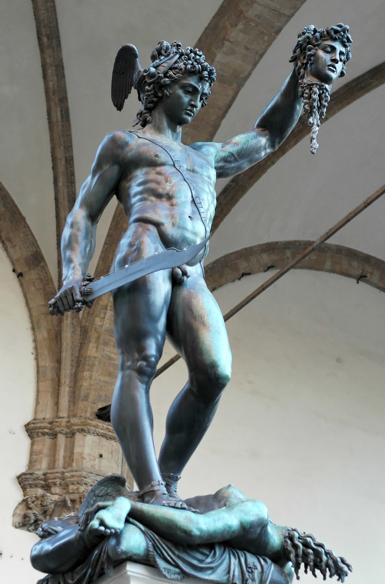 Perseo sosteniendo cabeza de Medusa de Cellini