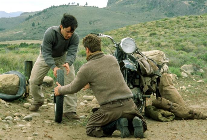 Los protagonistas intentan reparar la rueda.