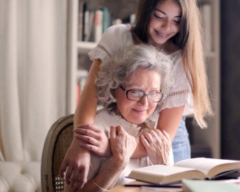 12 bellos poemas para dedicar a las abuelas (explicados)