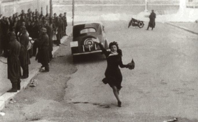 Fotograma de la película Roma, ciudad abierta en el que aparece su protagonista corriendo