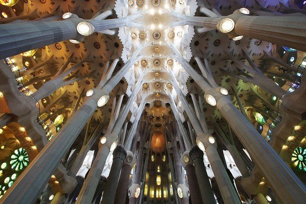Interior de La Sagrada Familia vision amplia