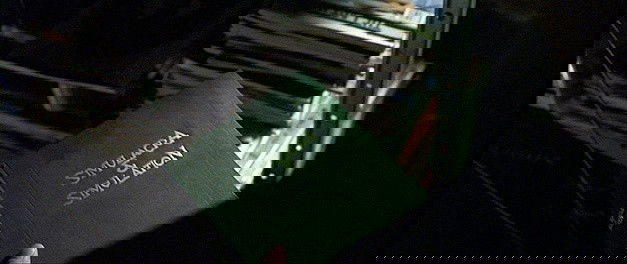 Libro 'Simulacro y Simulación' en la película Matrix.