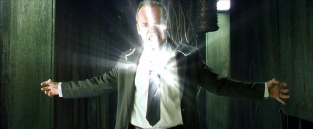 Neo se introduce en el cuerpo de Smith.