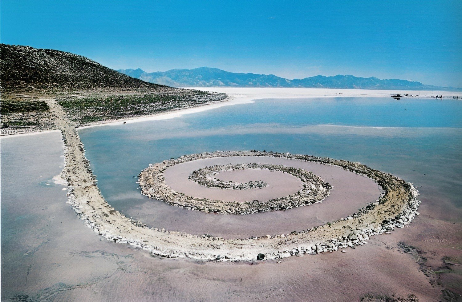 Spiral jetty Robert Smithson