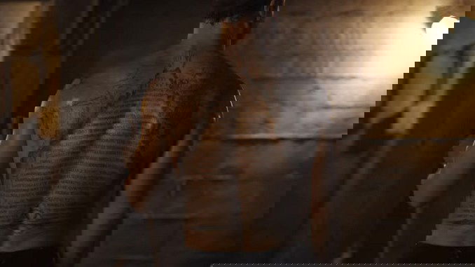 Tabla esmeralda en la espalda de Noah