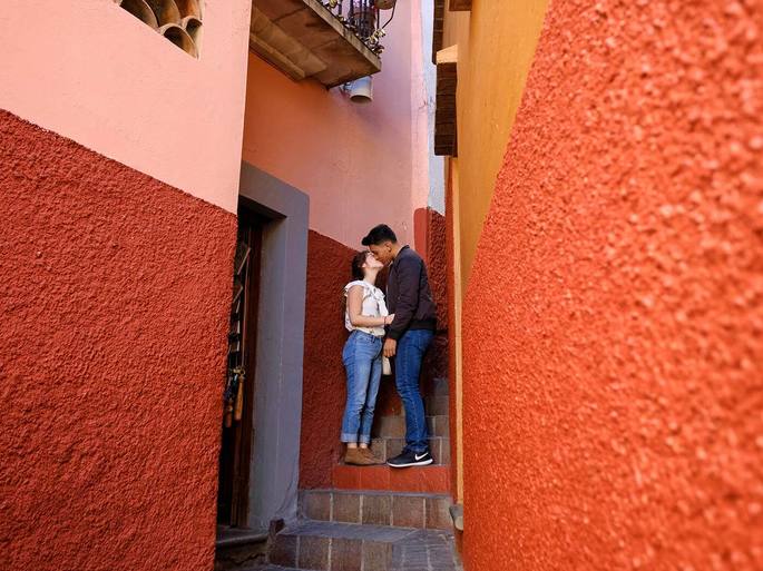 Pareja callejón del beso