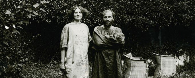Klimt e a amada Emilie Flöge, muitos especialistas sugerem que os protagonistas de O Beijo são os próprios amantes.