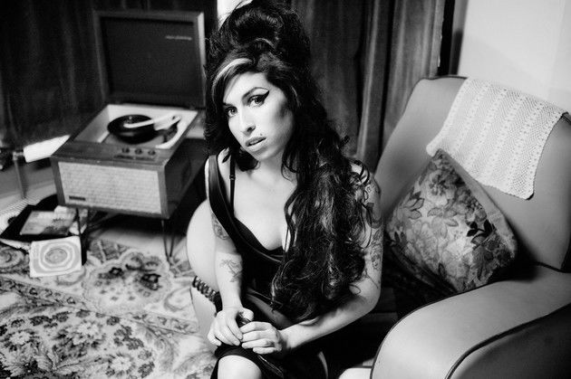 Amy Winehouse no videoclipe de Back to Black.
