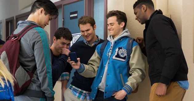 Justin mostra a foto de Hannah aos amigos.