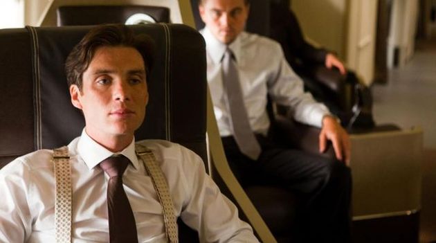 Robert Fisher é interpretado por Cillian Murphy.