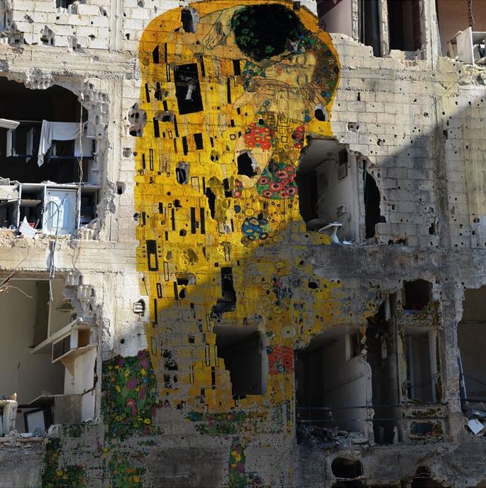 Intervenção artística de Tamman Azzam em um edifício bombardeado na Síria com a imagem da obra-prima de Klimt.