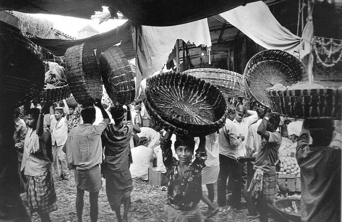 trabalhadores com cestos na cabeça, fotografia de Sebastião Salgado