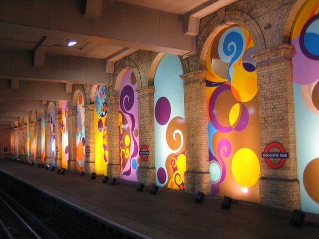 Peace and love, no metro de Londres.