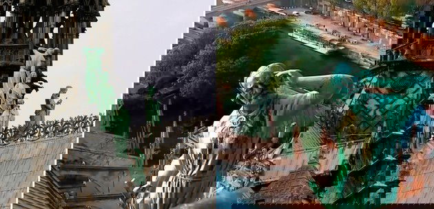 À esquerda: detalhe do grupo escultórico de bronze Os Doze Apóstolos (telhado). Direita: Detalhe do retrato de Viollet-le-Duc como Saint Thomas.