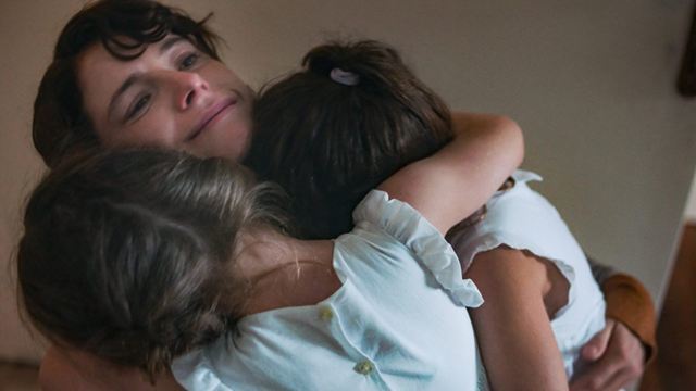 Cena de A filha perdida. Leda jovem